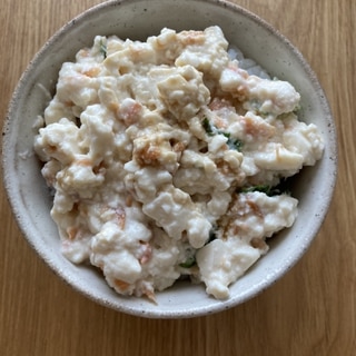 鮭フレークと青じその豆腐丼